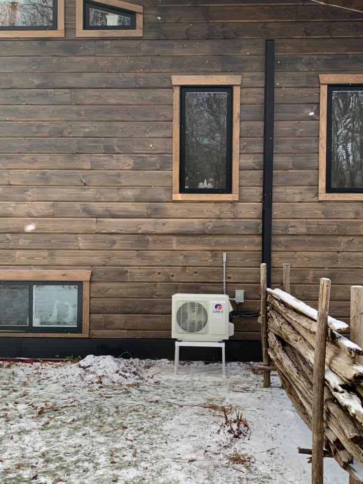 Thermopompe installée sur une maison en hiver